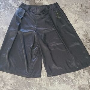 NWT Robert Rodriguez Women Black Satin Side Pleated Zip Closure Bermuda Shorts